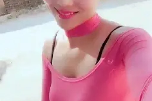 机场暖心举动：王鹤棣的温柔时刻